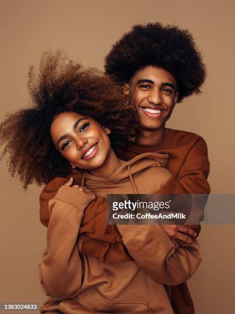 glücklich bruder und schwester mit afro-frisur - cute girlfriends stock-fotos und bilder