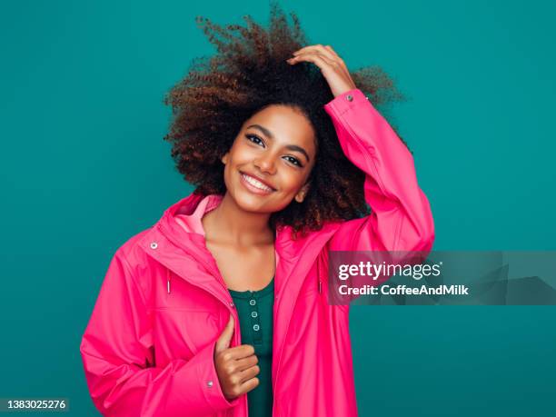 beautiful girl with curly hairstyle - rain model stockfoto's en -beelden