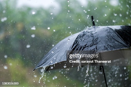 It's raining heavily, wearing an umbrella during the rainy season It's raining heavily, wearing an umbrella during the rainy season