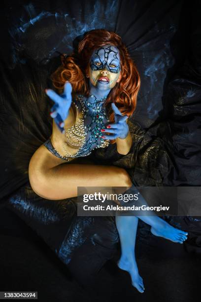 alien female redhead bietet an, ihre hand zu nehmen - woman silver hair young stock-fotos und bilder