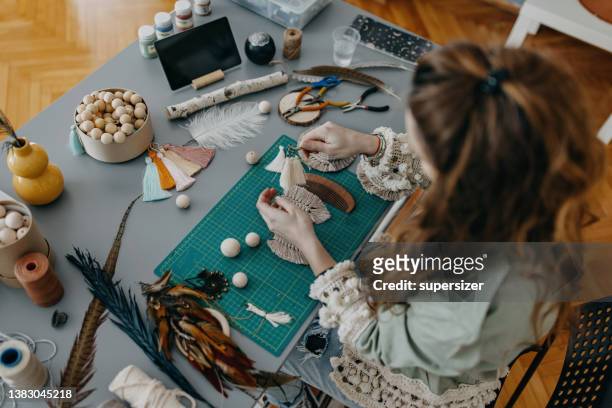 スタジオで手作りのジュエリーを作る若い女性 - craft diy ストックフォトと画像
