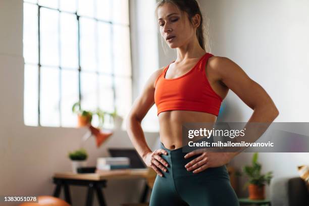 woman with abs - maillot de sport stockfoto's en -beelden