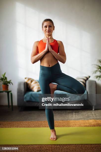 529 fotos de stock e banco de imagens de Traditional Yoga Clothing - Getty  Images