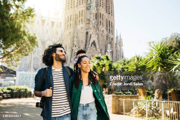 couple of tourists in barcelona - barcellona 個照片及圖片檔