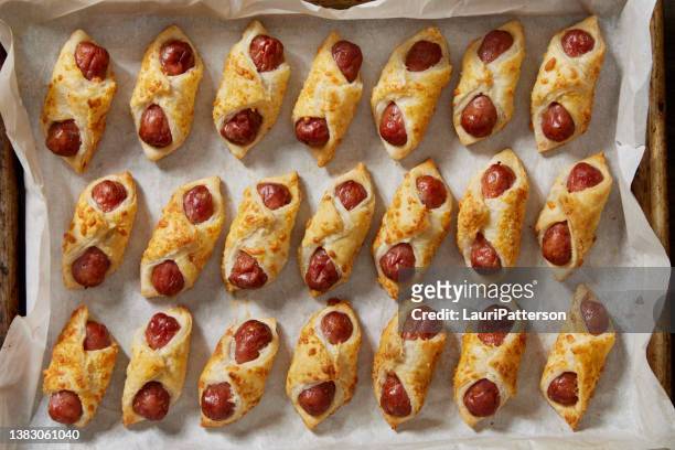 parmesan mini smokie bisse - sausage roll stock-fotos und bilder