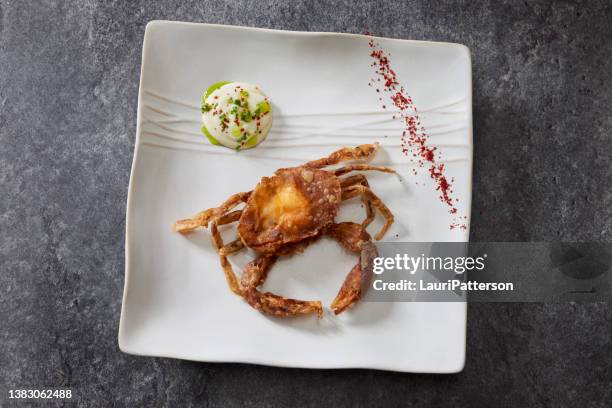 crispy soft shell crab with garlic aioli - vierkant bord stockfoto's en -beelden
