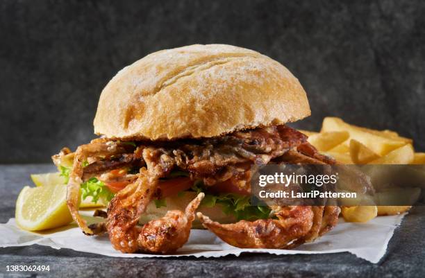 sándwich crujiente de cangrejo de concha blanda - fried soft shell crab fotografías e imágenes de stock