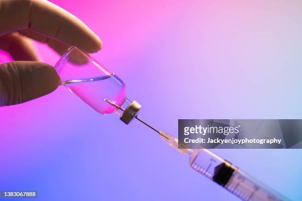 syringe and coronavirus vaccine - injecteren stockfoto's en -beelden