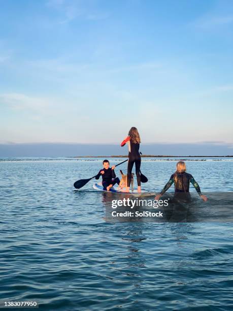 paddleboarding tranquillo - child mental health wellness foto e immagini stock