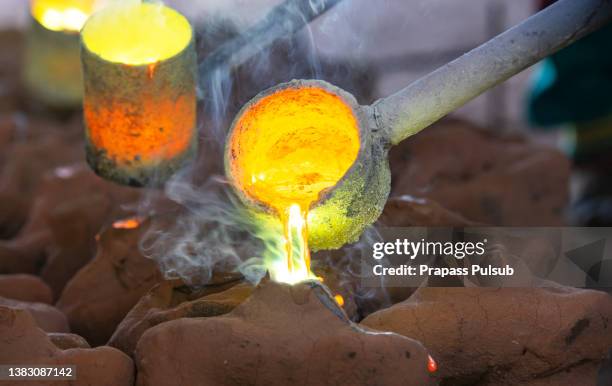 gold pouring - molten fotografías e imágenes de stock