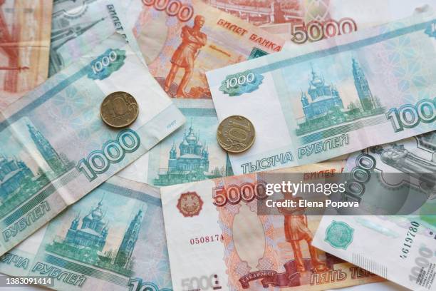 ten ruble coins against blurred russians banknotes background - frank rich stock pictures, royalty-free photos & images