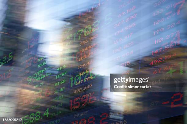 finance. blurred office buildings and trading screen data. - beurskoers tabel stockfoto's en -beelden