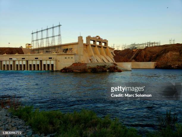 davis dam hydroelectric at sunset - lake mead national recreation area stockfoto's en -beelden