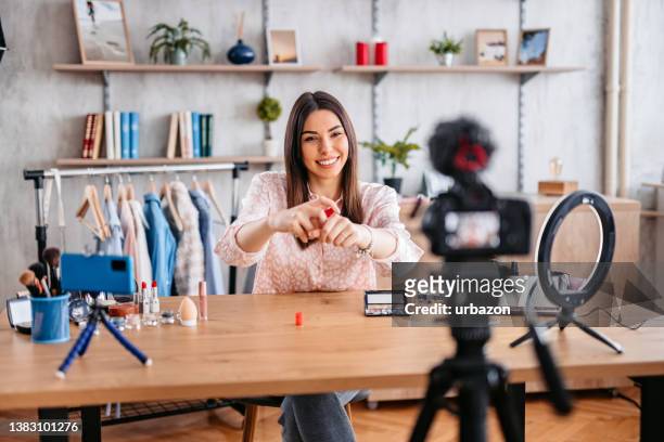 pretty young vlogger recording make up tutorial - net promoter stock pictures, royalty-free photos & images