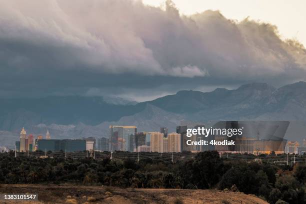 las vegas skyline after dusk - las vegas skyline night stock pictures, royalty-free photos & images