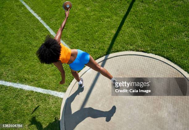 female track and field athlete throwing discus - lancer du disque photos et images de collection