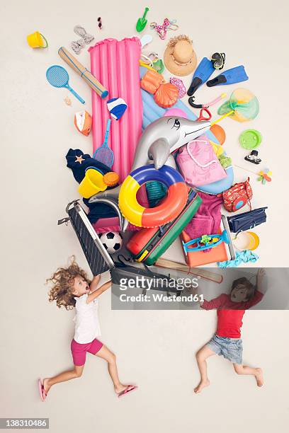 germany, artificial scene with children opening baggage full of beach toys - girls open mouth imagens e fotografias de stock