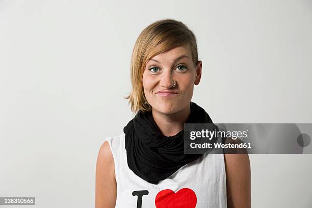 woman grimacing against white background - grimacing 個照片及圖片檔