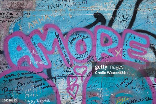 italy, liguria, cinque terre, view of scribble and paintings inside concrete tunnel wall of via dell'amore - amore stock pictures, royalty-free photos & images