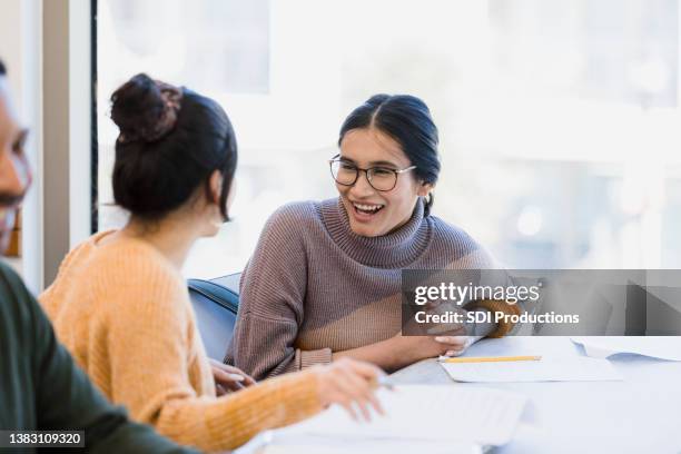 klassenkameraden genießen gespräche - american influence stock-fotos und bilder