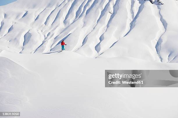 austria, zurs, lech, young woman doing alpine skiing on arlberg mountain - lech - fotografias e filmes do acervo