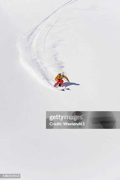 austria, young woman doing alpine skiing - alpine skiing stockfoto's en -beelden