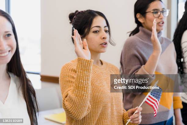 young women in citizenship class - american visas in the passports of russian citizens stockfoto's en -beelden