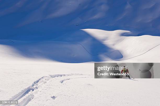 austria, zuers, young man doing telemark skiing on arlberg mountain - チュルス ストックフォトと画像