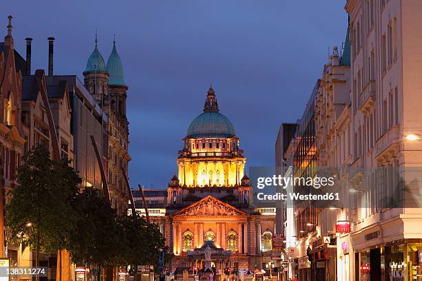united kingdom, ireland, northern ireland, belfast, view of city hall at donegall place - belfast foto e immagini stock
