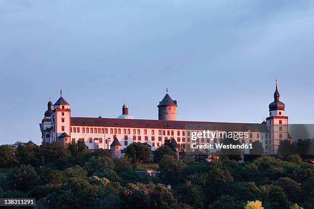 germany, bavaria, wuerzburg, view of fortress marienberg at dusk - würzburg stock-fotos und bilder