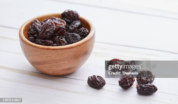 raisins in a bowl - raisin stock-fotos und bilder