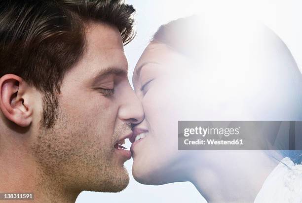 spain, majorca, young couple kissing each other, close up - beso en la boca fotografías e imágenes de stock