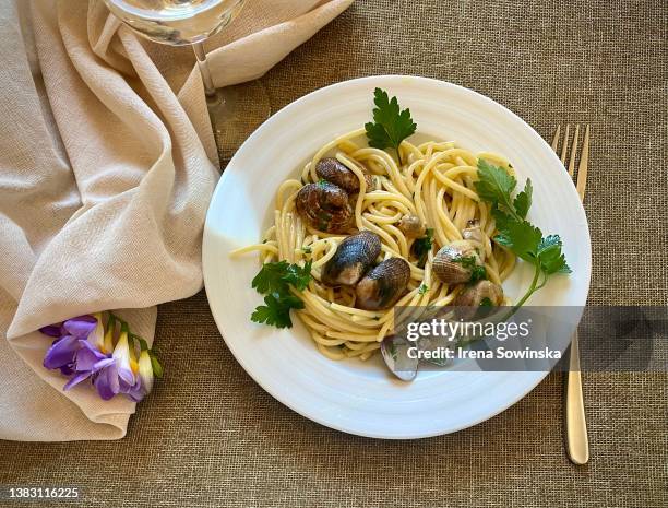 spaghetti with clams - clams cooked stock-fotos und bilder