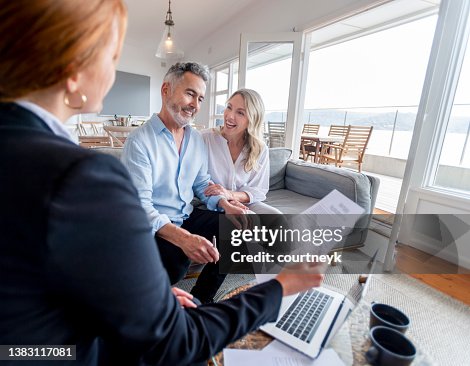Couple d’âge mûr heureux rencontrant des investissements et conseiller financier à la maison Couple d’âge mûr heureux rencontrant des investissements et conseiller financier à la maison