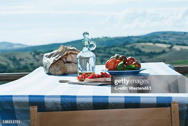 italy, tuscany, magliano, bruschetta, bread, tomatoes and olive oil on table - mediterranean food stockfoto's en -beelden