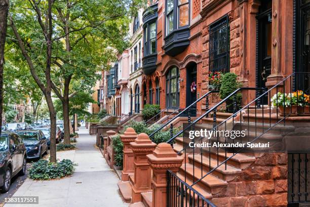 residential brownstone row-houses in upper east side, new york city, usa - upper east side di manhattan foto e immagini stock