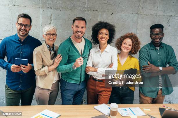 retrato del equipo de negocios - business team portrait fotografías e imágenes de stock