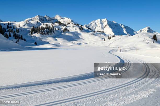 paesaggio invernale con pista da sci di fondo - pista da sci foto e immagini stock