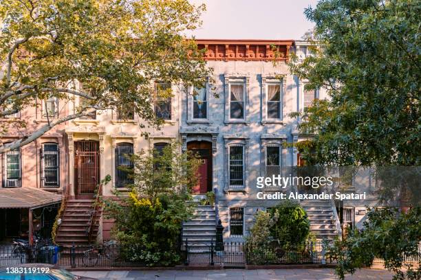 street with residential townhouses in brooklyn, new york city, usa - brooklyn new york stock pictures, royalty-free photos & images
