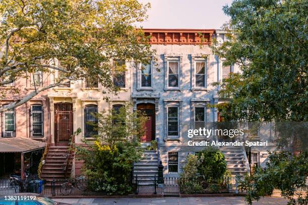 street with residential townhouses in brooklyn, new york city, usa - row house imagens e fotografias de stock
