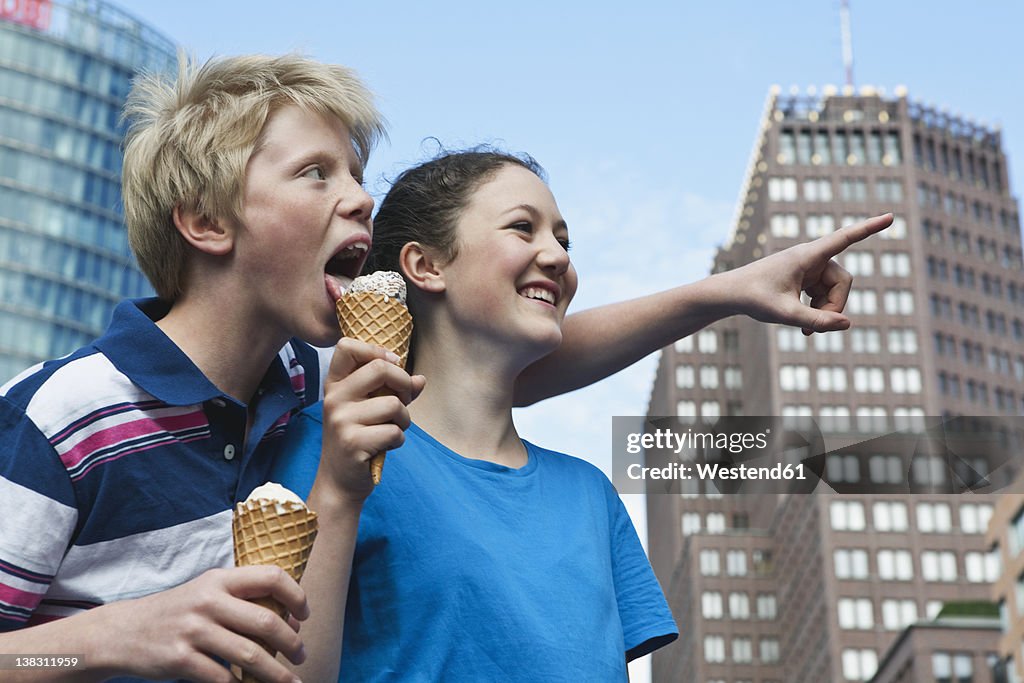 Germany, Berlin, Teenage couple eating ice cream