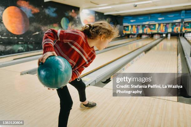 little girl bowling - bowlingbahn stock-fotos und bilder