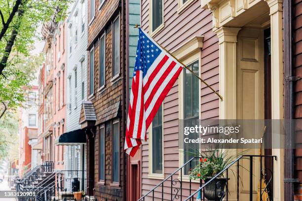 american flag at the entrance of a residential house in brooklyn, new york city, usa - 威廉斯堡 布碌侖 個照片及圖片檔