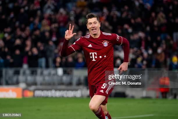 Robert Lewandowski of FC Bayern Muenchen celebrates scoring during the UEFA Champions League Round Of Sixteen Leg Two match between Bayern München...