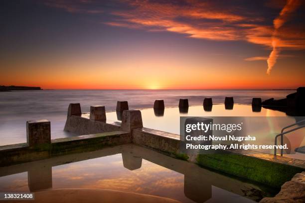 coogee beach at early morning,sydney - playa coogee fotografías e imágenes de stock