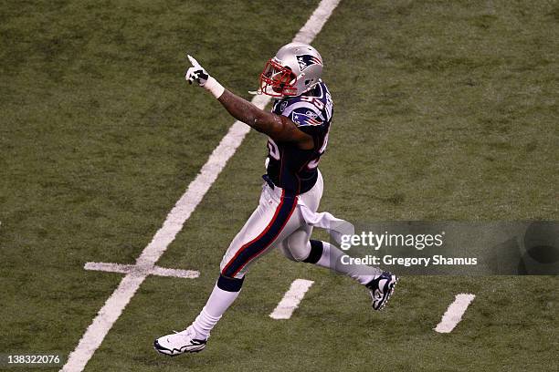 Defendsive end Mark Anderson of the New England Patriots celebrates a play against the New York Giants in the first quarter during Super Bowl XLVI at...