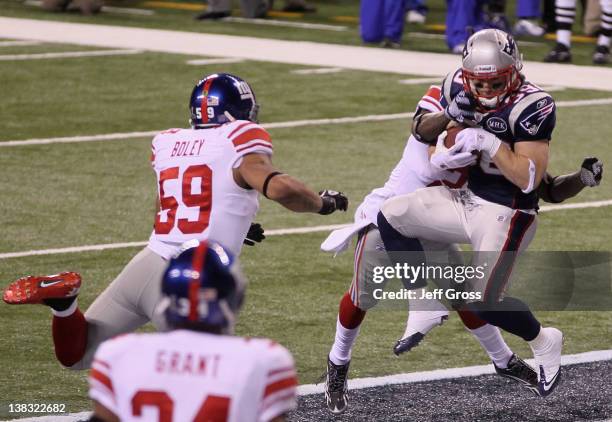 Running back Danny Woodhead of the New England Patriots hauls in a four yard touchdown in the second quarter against the New York Giants during Super...