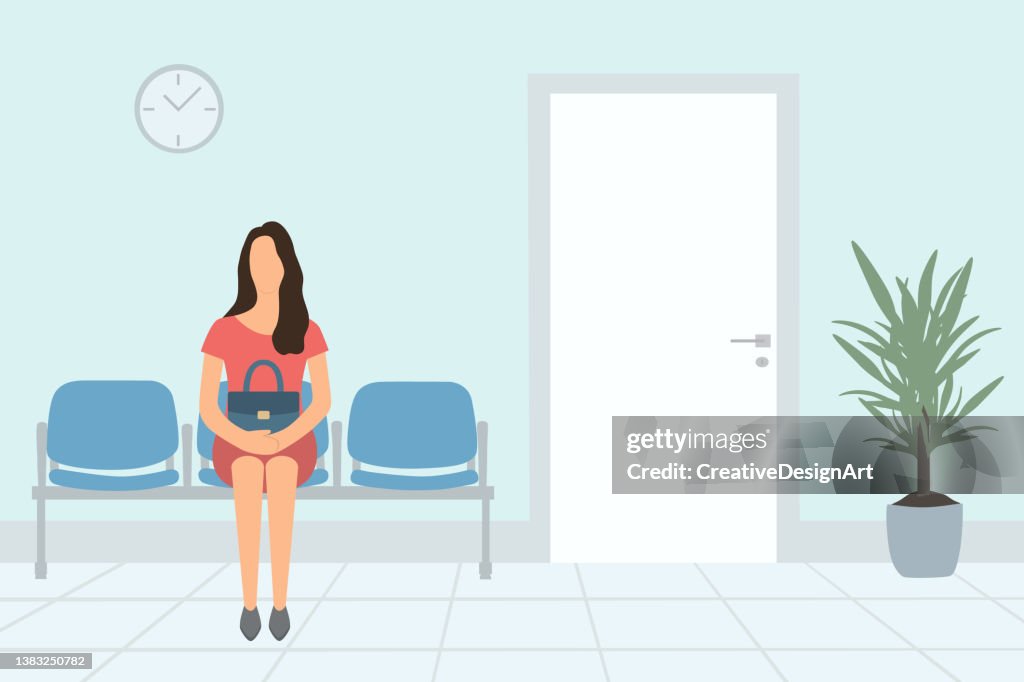 Junge Frau wartet auf Termin im Krankenhaus oder im Büro