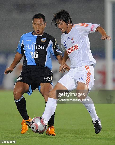 Chong Tese of Kawasaki Frontale and Mitsuru Nagata of Albirex Niigata compete for the ball during the J.League match between Kawasaki Frontale and...