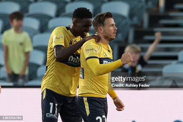 Nicolai Muller of the Mariners celebrates his goal with team mates during the A-League Men's match between Central Coast Mariners and Melbourne...